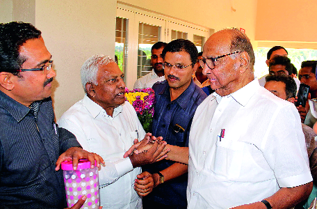 Sampat, Sachin Patil's sugarcane Pawar too | संपत, सचिन पाटील यांच्या उसाचे पवार यांनाही अप्रूप Sampat, Sachin Patil's sugarcane Pawar too | संपत, सचिन पाटील यांच्या उसाचे पवार यांनाही अप्रूप