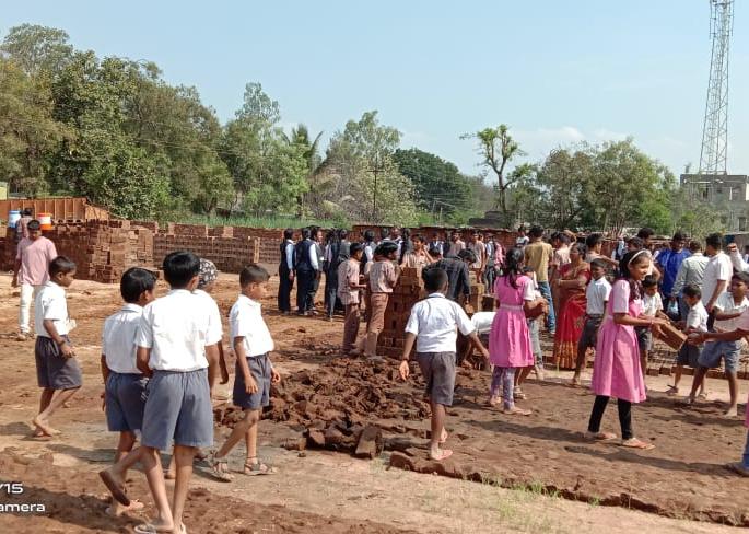 The people of the district shook their minds ... now waiting for Parthiva | विद्यार्थ्यांनीही श्रमदानातून तयार केली अंत्यसंस्काराची जागा; जिल्हावासीयांची मने हेलावली... आता पार्थिवाची प्रतीक्षा