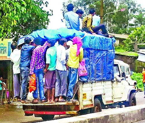 Ignore illegal traffic | अवैध वाहतुकीकडे दुर्लक्ष Ignore illegal traffic | अवैध वाहतुकीकडे दुर्लक्ष