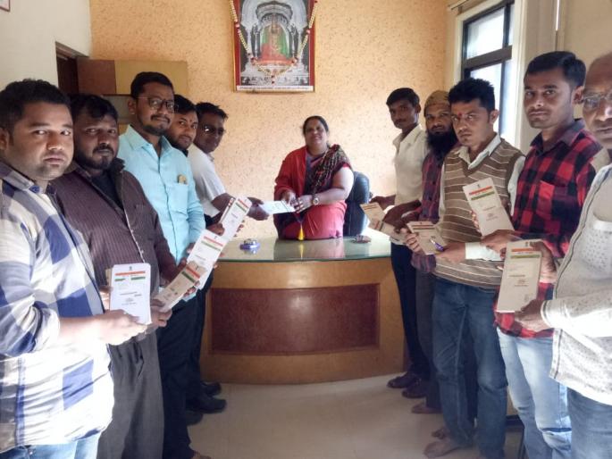 Scrape broiler made man's eyes visible | भंगार व्यवसायिकाने घडविले माणूसकीचे दर्शन Scrape broiler made man's eyes visible | भंगार व्यवसायिकाने घडविले माणूसकीचे दर्शन