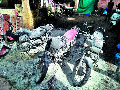 Manmad was burnt to death | मनमाडला दुचाकी जाळल्या Manmad was burnt to death | मनमाडला दुचाकी जाळल्या