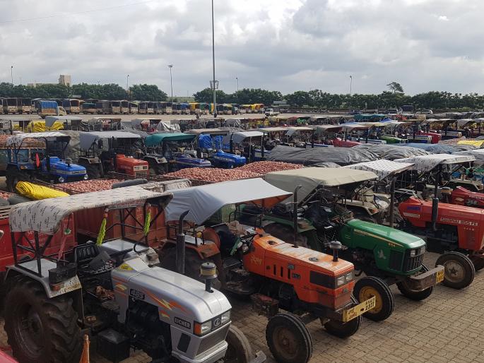 Onion received highest rates in Pimpalgaon Basant Bazar Samiti | पिंपळगाव बसवंत बाजार समितीत कांद्याला मिळाला सर्वाधिक दर Onion received highest rates in Pimpalgaon Basant Bazar Samiti | पिंपळगाव बसवंत बाजार समितीत कांद्याला मिळाला सर्वाधिक दर