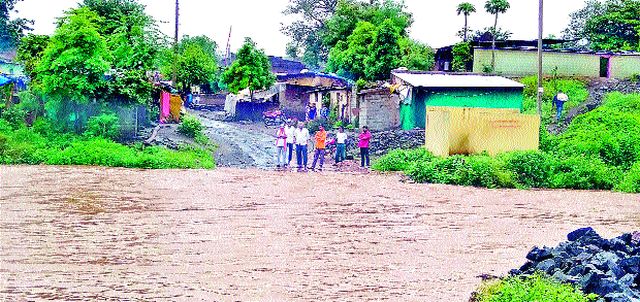 Heavy rains destroyed crops in the Matane area | मटाणे परिसरात पावसाने पिके उद्ध्वस्त Heavy rains destroyed crops in the Matane area | मटाणे परिसरात पावसाने पिके उद्ध्वस्त