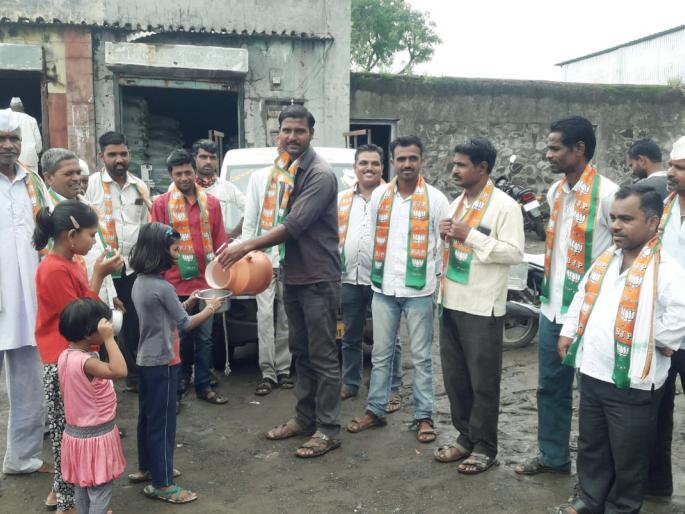 BJP protested against the state government for distributing milk | भाजपकडून दूध वाटपकरीत राज्य शासनाचा केला निषेध BJP protested against the state government for distributing milk | भाजपकडून दूध वाटपकरीत राज्य शासनाचा केला निषेध