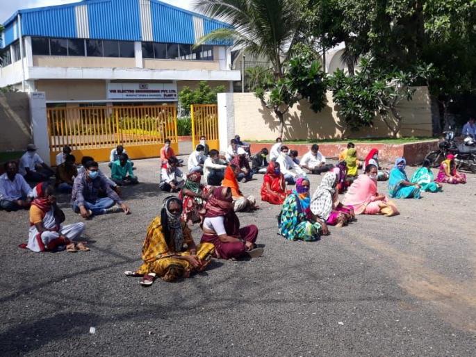 Police in riot gear stormed a rally on Friday, removing hundreds of protesters by truck | पोलिसांच्या मध्यस्थीने कंत्राटी कामगारांचे ठिय्या आंदोलन स्थगित Police in riot gear stormed a rally on Friday, removing hundreds of protesters by truck | पोलिसांच्या मध्यस्थीने कंत्राटी कामगारांचे ठिय्या आंदोलन स्थगित