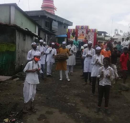 No dholatasha, no garland of devotees! | ना ढोलताशा ना भक्तांचा गराडा! No dholatasha, no garland of devotees! | ना ढोलताशा ना भक्तांचा गराडा!