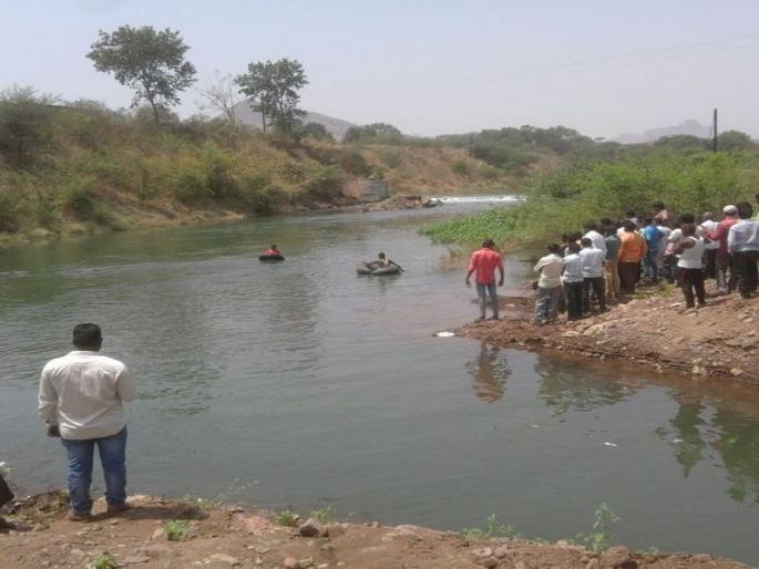 Two youths drowned in the Valdevi river bed, the success of the removal of one's body | वालदेवी नदीपात्रात दोन युवक बुडाले, एकाचा मृतदेह काढण्यात यश Two youths drowned in the Valdevi river bed, the success of the removal of one's body | वालदेवी नदीपात्रात दोन युवक बुडाले, एकाचा मृतदेह काढण्यात यश