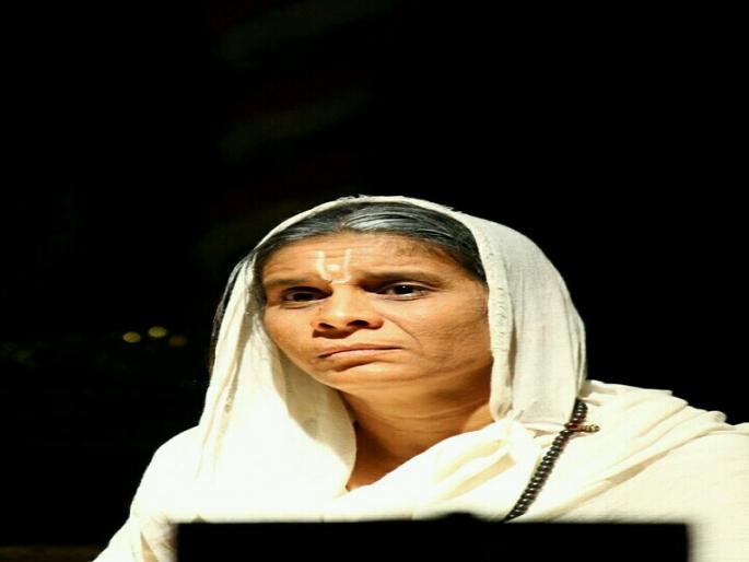 Nut-Bolt: Theater in the lobby | नट-बोलट : रंगभूमिशी एकनिष्ठ