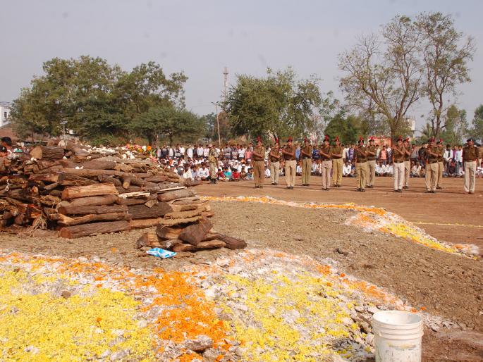 Siddhuvinan sends the message to Chincholi jawan | चिंचोलीच्या जवानावर साश्रुनयनांनी निरोप Siddhuvinan sends the message to Chincholi jawan | चिंचोलीच्या जवानावर साश्रुनयनांनी निरोप