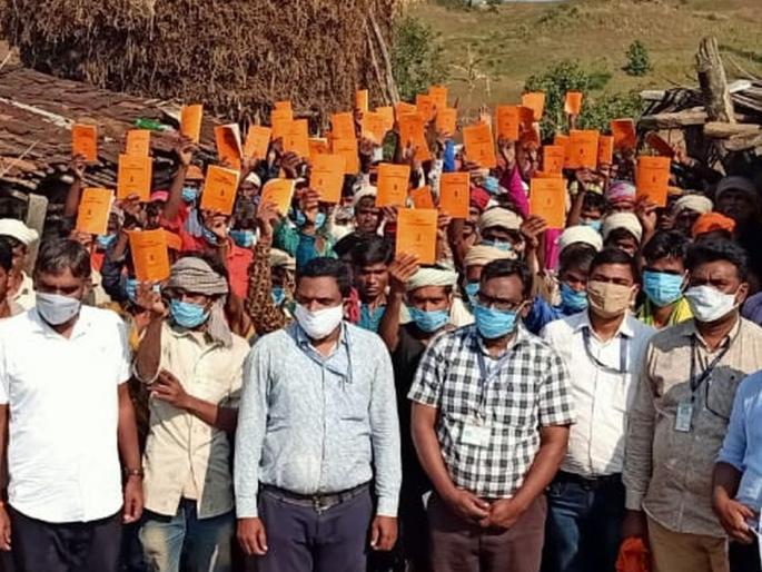 Manjanipada and Murwanipada villagers saw the officer for the first time | मांजणीपाडा व मुरवाणीपाडा ग्रामस्थांनी प्रथमच पाहिले अधिकारी Manjanipada and Murwanipada villagers saw the officer for the first time | मांजणीपाडा व मुरवाणीपाडा ग्रामस्थांनी प्रथमच पाहिले अधिकारी