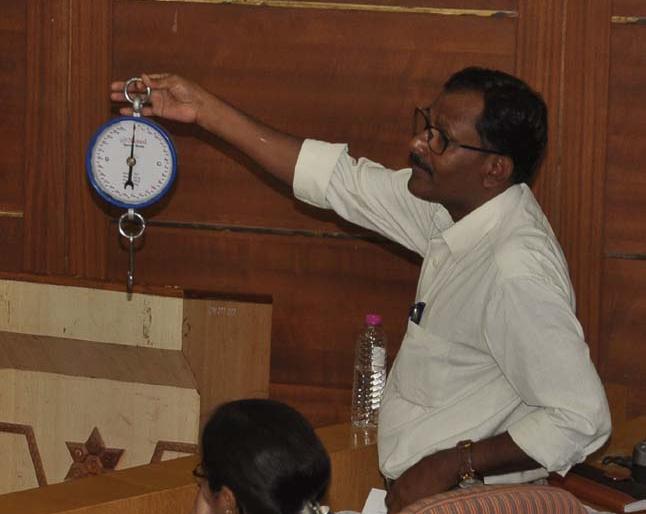 Weight weightless 'weight cut' in the hall | वजन न करणारा ‘वजन काटा’ सभागृहात गाजला