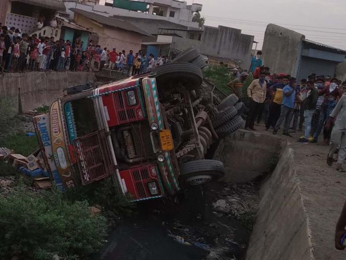 A truck full of foreign liquor overturned | विदेशी मद्य भरलेला ट्रक उलटला A truck full of foreign liquor overturned | विदेशी मद्य भरलेला ट्रक उलटला