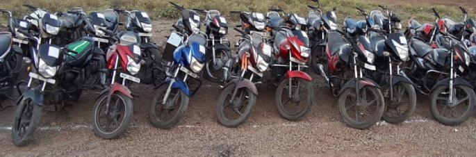 The smuggler smiles at the monk's prostitute | साधूचा वेशात दुचाकी चोरट्याच्या आवळल्या मुसक्या The smuggler smiles at the monk's prostitute | साधूचा वेशात दुचाकी चोरट्याच्या आवळल्या मुसक्या