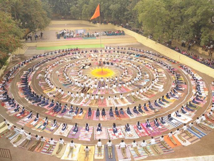 Collective sunshine by 3 students | ७०० विद्यार्थ्यांनी केले सामूहिक सूर्यनमस्कार