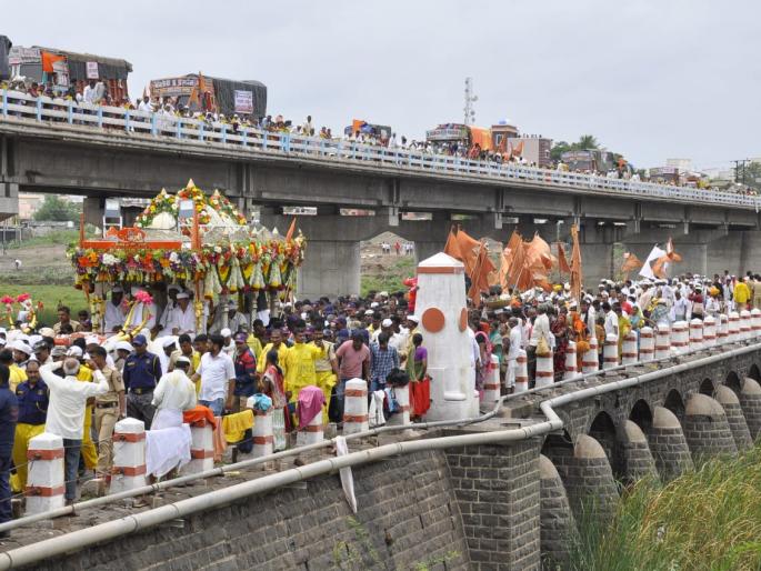 Mauli's palkhi can be settled | माउलींची पालखी निराकाठी विसावली Mauli's palkhi can be settled | माउलींची पालखी निराकाठी विसावली