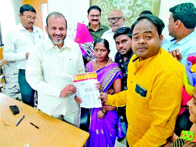 'Demand for revolutionary images in Ashram school' | ‘आश्रमशाळेत क्र ांतिकारकांच्या प्रतिमा लावण्याची मागणी’ 'Demand for revolutionary images in Ashram school' | ‘आश्रमशाळेत क्र ांतिकारकांच्या प्रतिमा लावण्याची मागणी’