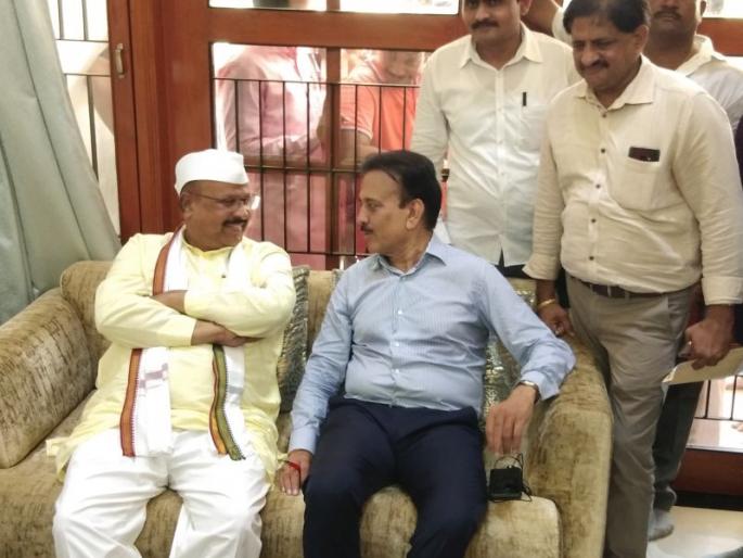 MLA Abdul Sattar Girish Mahajan's residence | आमदार अब्दुल सत्तार गिरीश महाजनांच्या निवासस्थानी MLA Abdul Sattar Girish Mahajan's residence | आमदार अब्दुल सत्तार गिरीश महाजनांच्या निवासस्थानी