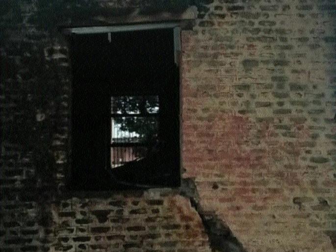 School building becomes dangerous | शाळेची इमारत बनली धोकादायक School building becomes dangerous | शाळेची इमारत बनली धोकादायक