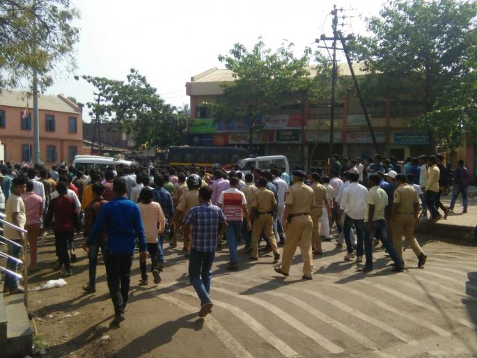 Corridor incident in Karhagad; vehicles, shops, rioters; storm hits; storm hits; | कऱ्हाडात कोरेगावच्या घटनेचे पडसाद, वाहने, दुकानांची तोडफोड, जमाव आक्रमक, तुफान दगडफेक; Corridor incident in Karhagad; vehicles, shops, rioters; storm hits; storm hits; | कऱ्हाडात कोरेगावच्या घटनेचे पडसाद, वाहने, दुकानांची तोडफोड, जमाव आक्रमक, तुफान दगडफेक;