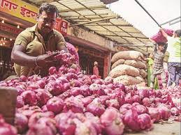 Record arrival of onions in Abhon | अभोण्यात कांद्याची विक्रमी आवक Record arrival of onions in Abhon | अभोण्यात कांद्याची विक्रमी आवक