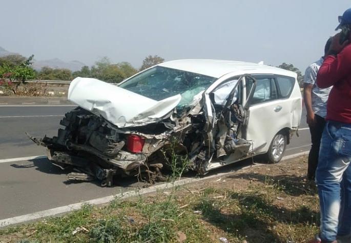Four persons were injured when a flat tire burst near Anewadi toll plaza | आनेवाडी टोलनाक्याजवळ भरधाव कारचा टायर फुटल्याने चार जखमी Four persons were injured when a flat tire burst near Anewadi toll plaza | आनेवाडी टोलनाक्याजवळ भरधाव कारचा टायर फुटल्याने चार जखमी