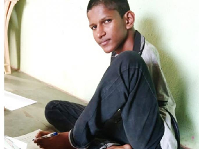 Exercising the feet of the sun without both hands; He started his education by holding a pencil in his toe | हात नसलेल्या सूरजची पायानं कसरत; पायांच्या बोटात पेन्सील धरून शिक्षणाचा केला श्रीगणेशा