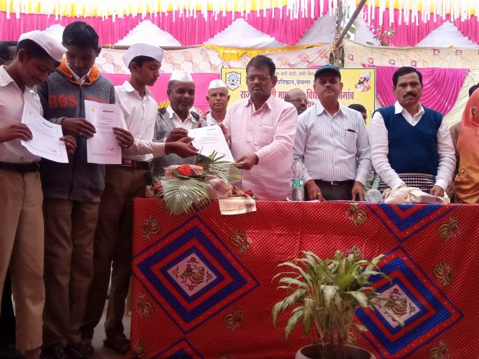 Distribution of certificates under Thanegaon Vidyalaya under Maha Revenue Campaign | ठाणगाव विद्यालयात विविध दाखल्यांचे महा राजस्व अभियानांतर्गत झाले वितरण Distribution of certificates under Thanegaon Vidyalaya under Maha Revenue Campaign | ठाणगाव विद्यालयात विविध दाखल्यांचे महा राजस्व अभियानांतर्गत झाले वितरण
