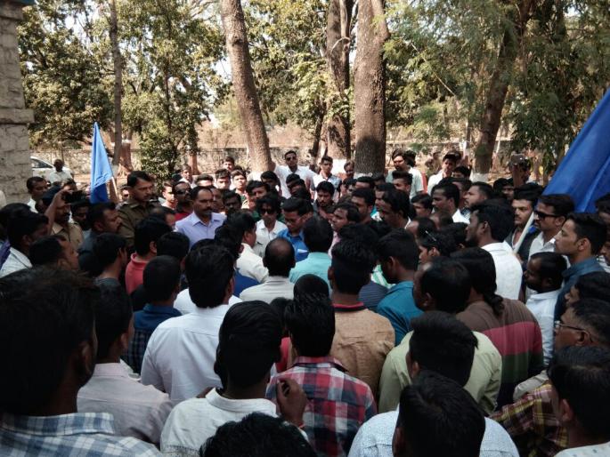 Bhima Koregaon case also collapsed in Kolhapur district, Tihar Jail, road blockade, police vehicle stopped | भीमा कोरेगाव प्रकरणाचा कोल्हापूर जिल्ह्यातही पडसाद, टायरी जाळून रास्ता रोको आंदोलन, पोलिसांची गाडी रोखली Bhima Koregaon case also collapsed in Kolhapur district, Tihar Jail, road blockade, police vehicle stopped | भीमा कोरेगाव प्रकरणाचा कोल्हापूर जिल्ह्यातही पडसाद, टायरी जाळून रास्ता रोको आंदोलन, पोलिसांची गाडी रोखली