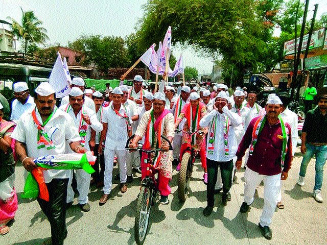 Fuel price hike Congress aggressor | इंधन दरवाढप्रश्नी कॉँग्रेस आक्रमक Fuel price hike Congress aggressor | इंधन दरवाढप्रश्नी कॉँग्रेस आक्रमक