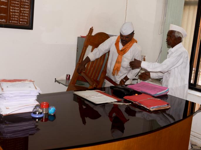 nashik,engineer's,chair,sezed,farmars | शेतकऱ्यांचा  मोबदला न दिल्याने अभियंत्याची खुर्ची जप्त