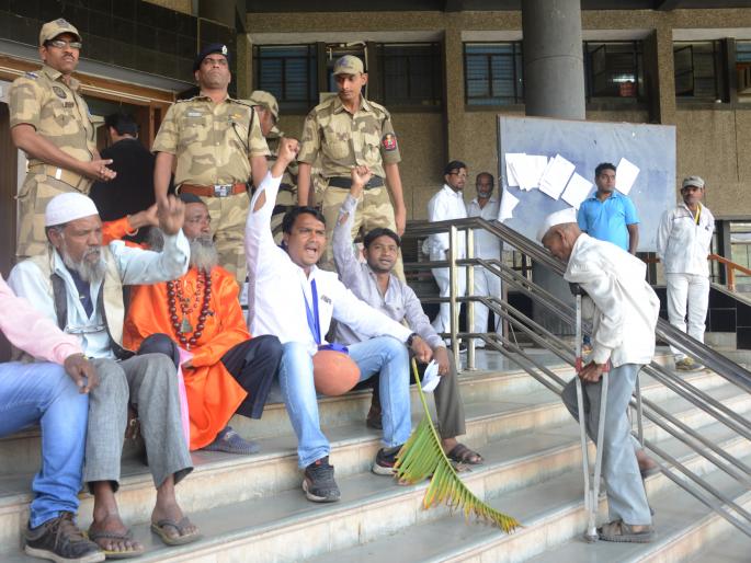  Public agitation due to the steps of Nashik municipal corporation is difficult for citizens | नाशिक महापालिकेच्या पाय-यांवर होणा-या आंदोलनांमुळे नागरिकांना प्रवेश अवघड