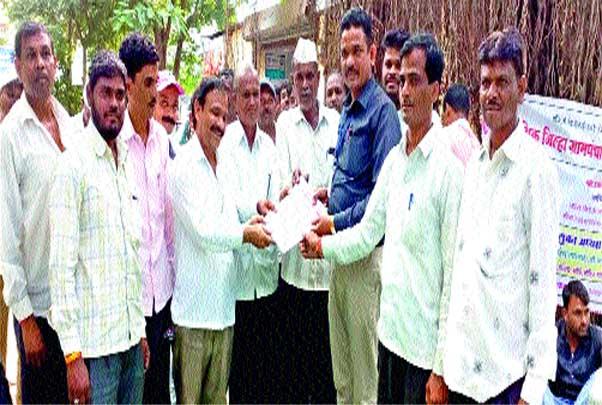 Movement of employees to take action in Dindori | दिंडोरी येथे कर्मचाºयांचे धरणे आंदोलन Movement of employees to take action in Dindori | दिंडोरी येथे कर्मचाºयांचे धरणे आंदोलन