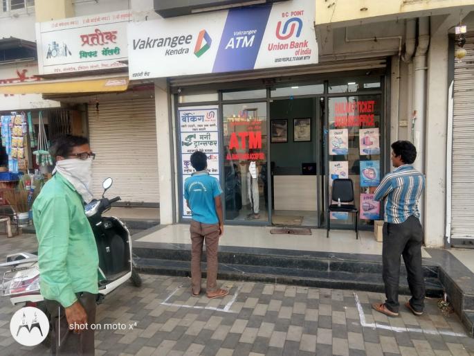 The base of the curve center during the lockdown | लॉकडाउन काळात वक्र ांगी केंद्राचा आधार