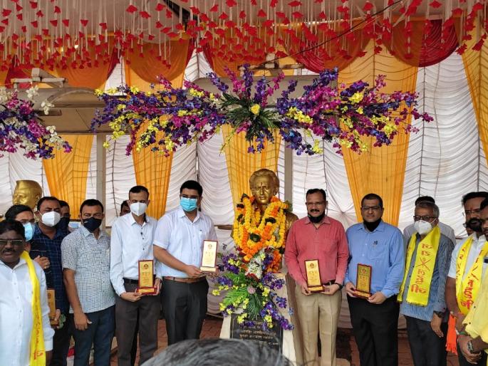 Pimpalgaon Corona Warriors felicitated | पिंपळगावी कोरोना योद्धांचा सत्कार Pimpalgaon Corona Warriors felicitated | पिंपळगावी कोरोना योद्धांचा सत्कार