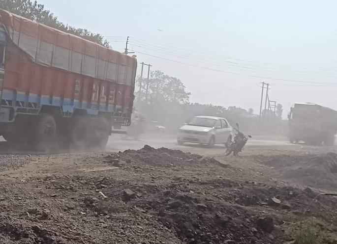 Farmers are suffering due to dust on the roads | रस्त्यावरील धुळीने शेतकऱ्यांचे हाल पे हाल Farmers are suffering due to dust on the roads | रस्त्यावरील धुळीने शेतकऱ्यांचे हाल पे हाल