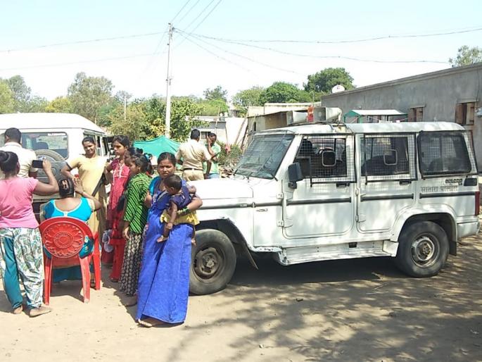 The police went to the police for the investigation of the dodge | दरोड्याच्या चौकशीसाठी गेलेल्या पोलिसांना रोखले The police went to the police for the investigation of the dodge | दरोड्याच्या चौकशीसाठी गेलेल्या पोलिसांना रोखले