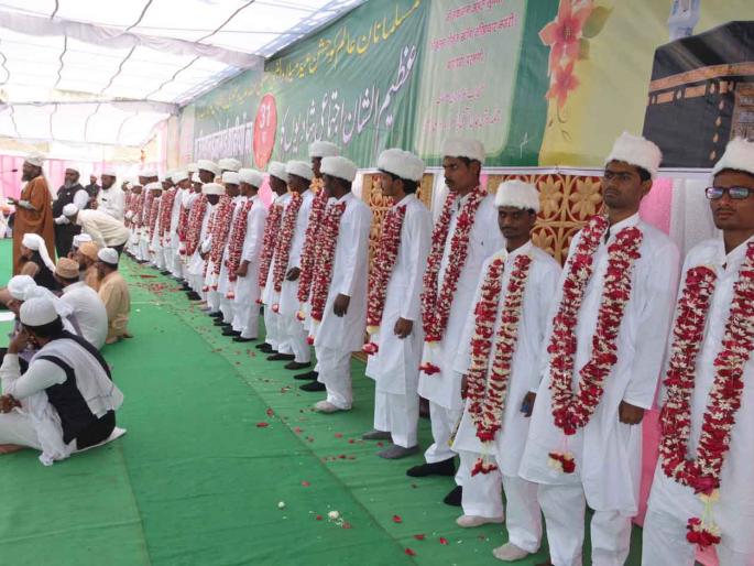 32 couples married in group marriage | परभणी : सामूहिक विवाह सोहळ््यात ३२ जोडपे विवाहबद्ध 32 couples married in group marriage | परभणी : सामूहिक विवाह सोहळ््यात ३२ जोडपे विवाहबद्ध