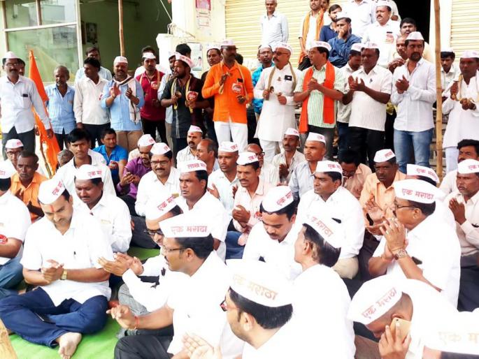 Parbhani: The movement for the Maratha Samaj is going on for the reservation | परभणी : आरक्षणासाठी मराठा समाजाचे ठिय्या आंदोलन सुरुच Parbhani: The movement for the Maratha Samaj is going on for the reservation | परभणी : आरक्षणासाठी मराठा समाजाचे ठिय्या आंदोलन सुरुच