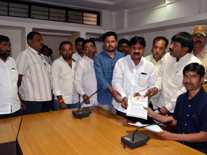 Parbhani: Shivsena's demand to approve lists only after re-verification | परभणी : फेर पडताळणीनंतरच याद्यांना मंजुरी देण्याची शिवसेनेची मागणी Parbhani: Shivsena's demand to approve lists only after re-verification | परभणी : फेर पडताळणीनंतरच याद्यांना मंजुरी देण्याची शिवसेनेची मागणी