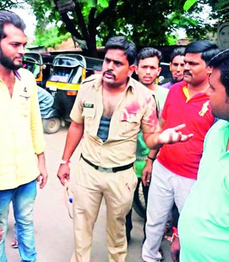 Police rickshaw attack | पोलिसावर रिक्षाचालकाचा हल्ला Police rickshaw attack | पोलिसावर रिक्षाचालकाचा हल्ला