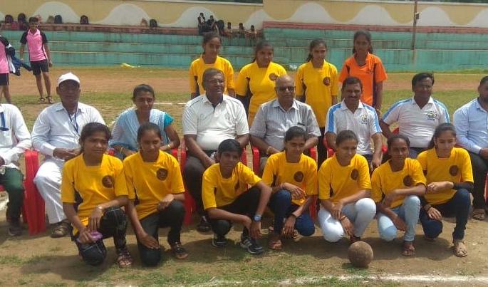 Tamswadi's girls top in district-level shooting volleyball competition | जिल्हास्तरीय शूटिंग व्हॉलीबॉल स्पर्र्धेत तामसवाडीच्या मुली अव्वल