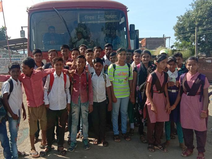 Satgaon students stopped | सातगावच्या विद्यार्थ्यांनी अडवली बस  Satgaon students stopped | सातगावच्या विद्यार्थ्यांनी अडवली बस