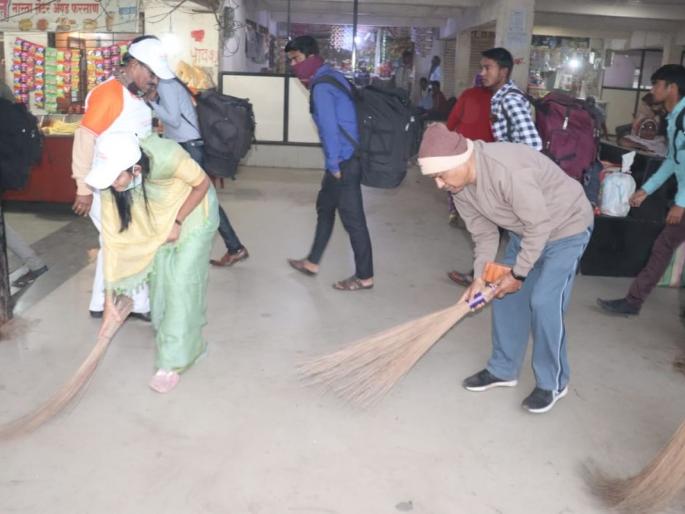 Start of 'Clean Chalisgaon' Mission | ‘स्वच्छ चाळीसगाव’ अभियानाची सुरुवात Start of 'Clean Chalisgaon' Mission | ‘स्वच्छ चाळीसगाव’ अभियानाची सुरुवात