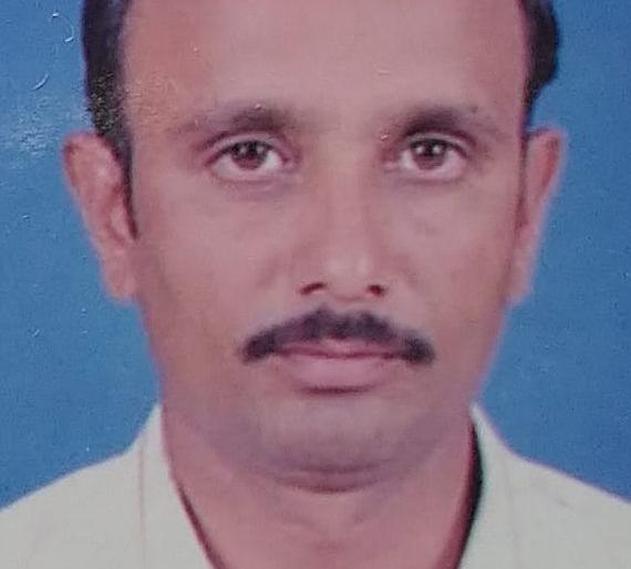 The teacher who met the child ended up in the street | मुलाला भेटायला चाललेल्या शिक्षकाचा रस्त्यातच अंत The teacher who met the child ended up in the street | मुलाला भेटायला चाललेल्या शिक्षकाचा रस्त्यातच अंत