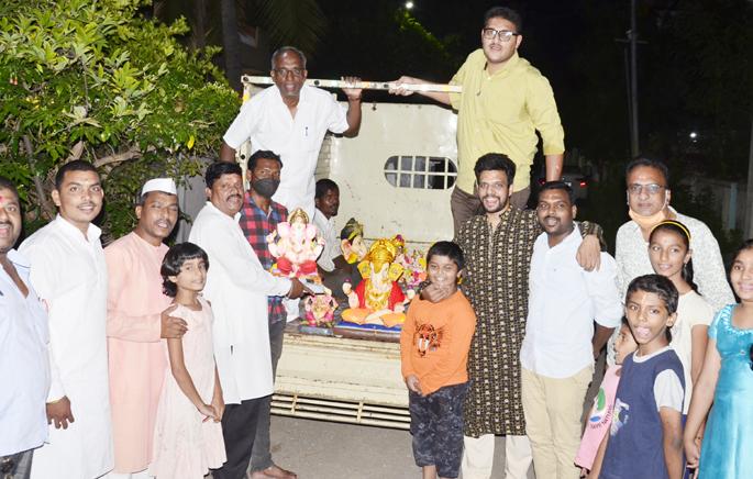 Solapurkar's initiative; The idol made by him, handed over to him by Bappa ... | सोलापूरकरांचा पुढाकार; ज्यानं घडविली मूर्ती, त्याच्याकडेच सोपविले बाप्पा...
