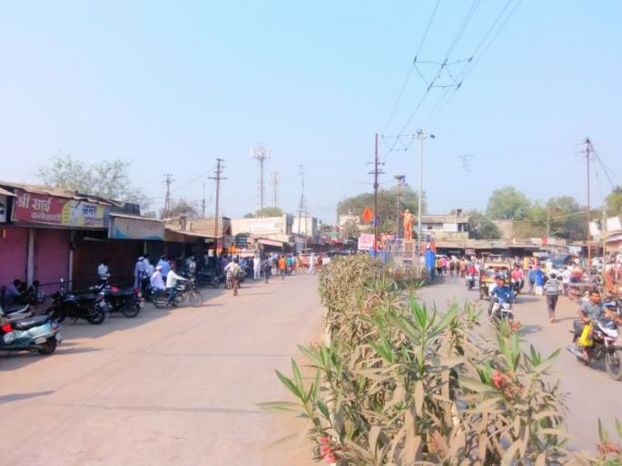 Bhima Koregaon Violence: Stop the route at Jamnar and Parola while blocking ST at Chalisgaon, Amalner | भीमा कोरेगाव हिंसाचार : जामनेर व पारोळा येथे रास्ता रोको तर चाळीसगाव, अमळनेर येथे एस.टी.वर दगडफेक Bhima Koregaon Violence: Stop the route at Jamnar and Parola while blocking ST at Chalisgaon, Amalner | भीमा कोरेगाव हिंसाचार : जामनेर व पारोळा येथे रास्ता रोको तर चाळीसगाव, अमळनेर येथे एस.टी.वर दगडफेक