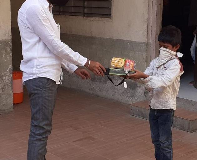 Food and toys for the children at the Jamner Covid Center | जामनेर कोविड सेंटरमधील मुलांना खाऊसोबत खेळणीही Food and toys for the children at the Jamner Covid Center | जामनेर कोविड सेंटरमधील मुलांना खाऊसोबत खेळणीही