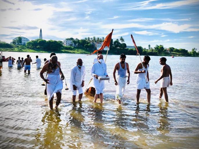 Muktai Palkhi ceremony was held at the top of Panduranga | मुक्ताई पालखी सोहळ्याने घेतले पांडुरंगाच्या कळसाचे दर्शन Muktai Palkhi ceremony was held at the top of Panduranga | मुक्ताई पालखी सोहळ्याने घेतले पांडुरंगाच्या कळसाचे दर्शन