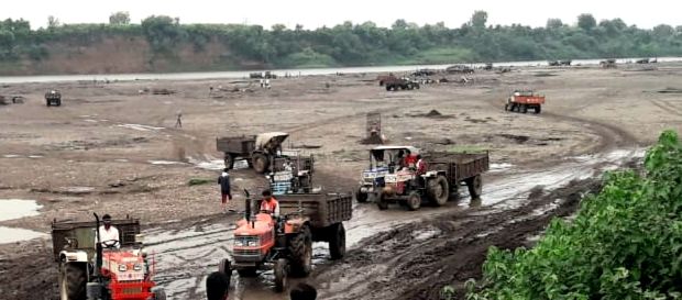 The child was crushed by a tractor transporting illegal sand | अवैध वाळू वाहतूक करणाऱ्या ट्रॅक्टरने बालकास चिरडले The child was crushed by a tractor transporting illegal sand | अवैध वाळू वाहतूक करणाऱ्या ट्रॅक्टरने बालकास चिरडले