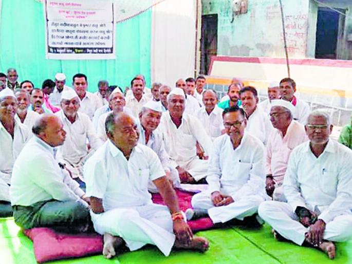 Titur Patalalva Upashana of Hingoon villages in Chalisgaon taluka | चाळीसगाव तालुक्यातील हिंगोणे ग्रामस्थांचे तितूर पात्रालगत उपोषण Titur Patalalva Upashana of Hingoon villages in Chalisgaon taluka | चाळीसगाव तालुक्यातील हिंगोणे ग्रामस्थांचे तितूर पात्रालगत उपोषण